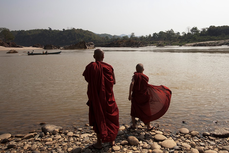 Случайная рассказ дзен. Монах у реки. Буддийский монах озеро. Медитация монах озеро. Монах озеро чаша.